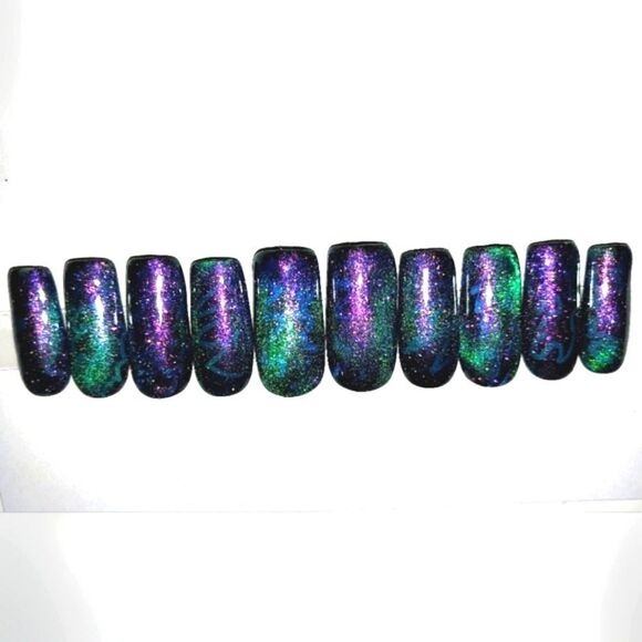 Hand crafted custom 10pc short acrylic press on nails - Picture 3 of 9